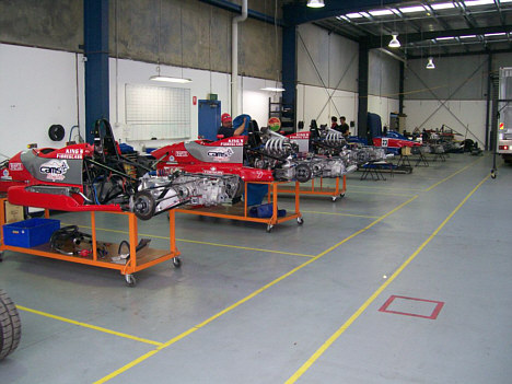 Sådan ser der ud i klargøringshallen hos Borland Racing Developments i Melbourne.